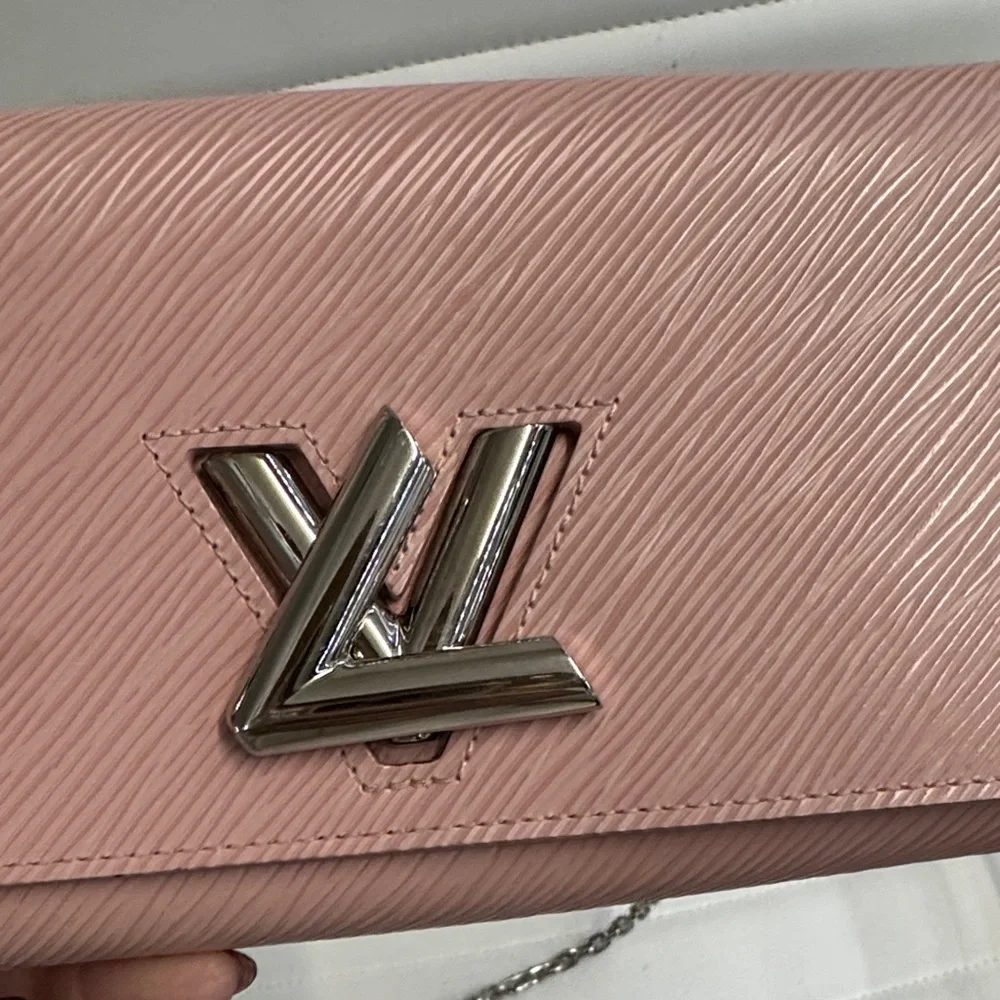 Louis Vuitton Twist Pink Clutch with Silver Chain - Picture 5 of 5